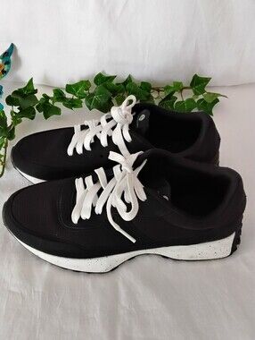 Womens Traj3ctory Flexline Black Athletic Sneakers with White Laces